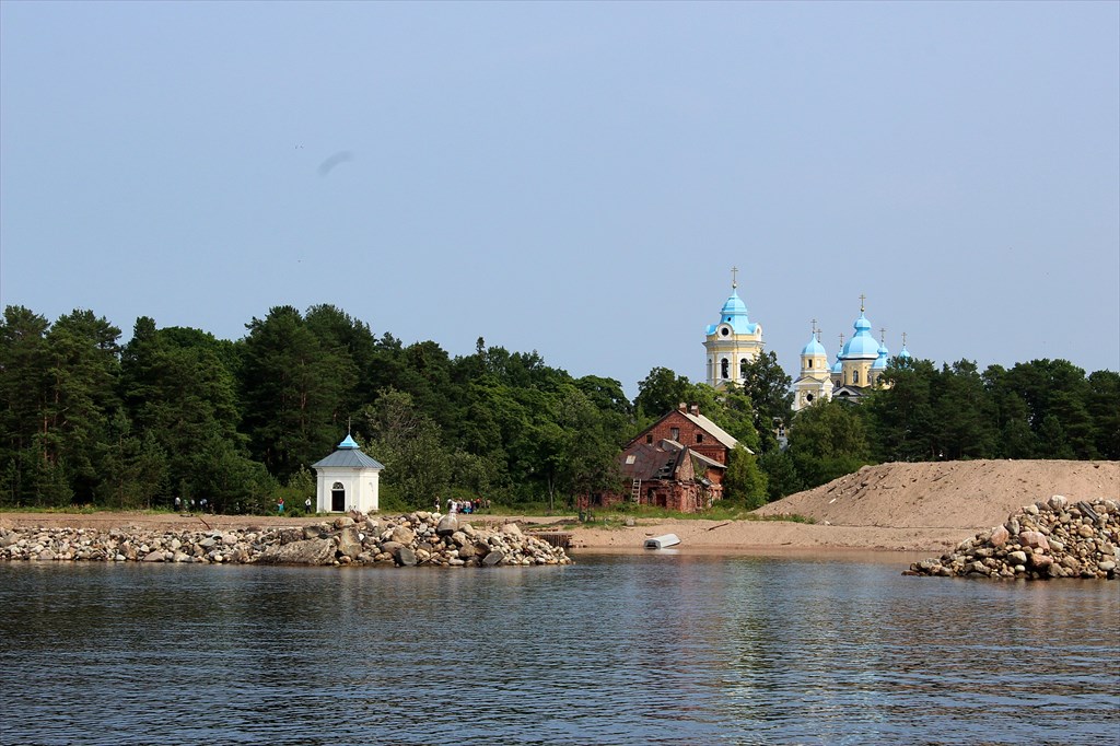 Купола Коневского монастыря