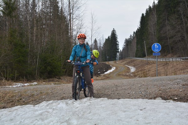 Много снега на грунтовой велодорожке
