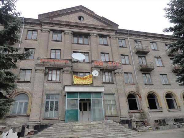 Помпезная сталинская гостиница "Восток", ныне полностью брошена