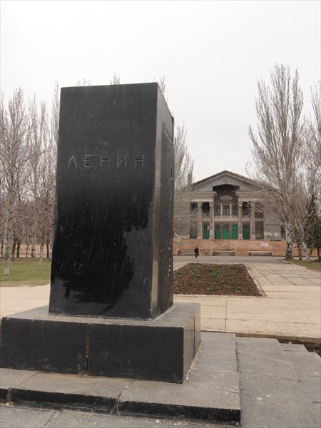 Перед кинотеатром - памятник Ленину