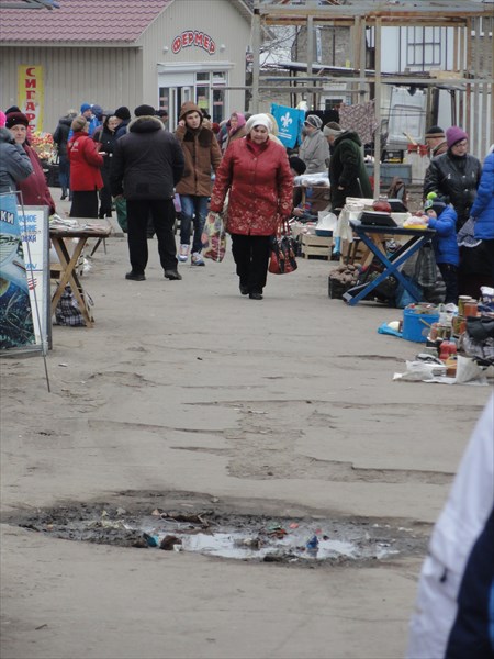 Единственное место в городе, где много людей, это у рынка