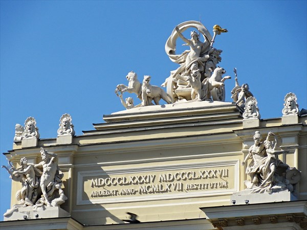 Скульптурные группы на крыше театра