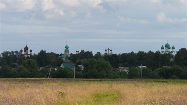 Впереди виднеется Борисоглебский