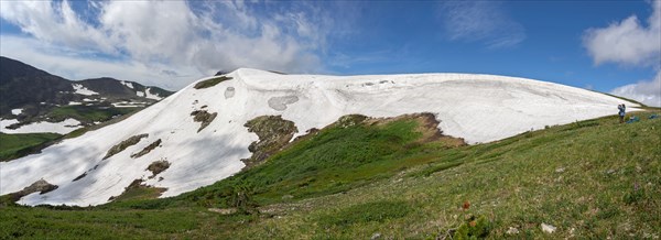 Панорама. Снежник с седловины перевала Караташский