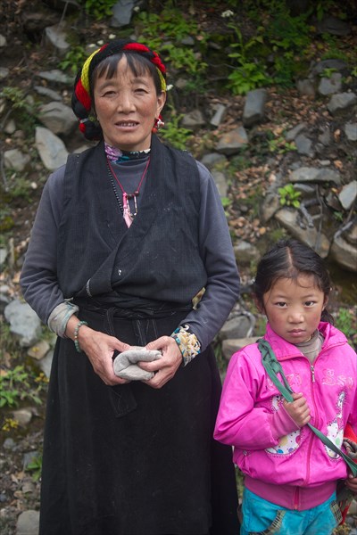 Типичная тибетская женщина с ребенком.