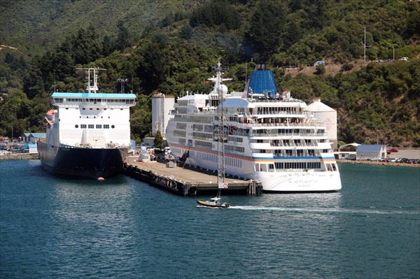 В проливе Кука две фирмы паромов Interislander и BlueBridge