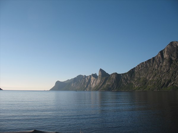 На берегу  фьорда Meforden.
