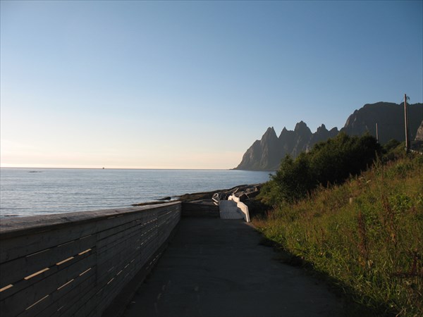 Смотровая площадка на берегу  фьорда Ersfjorden.