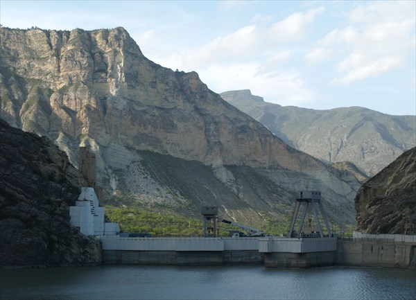 Плотина Гунибской ГЭС на реке Каракойсу