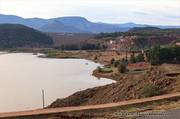 Озеро ниже водохранилища Barrage Moulay Yousself.