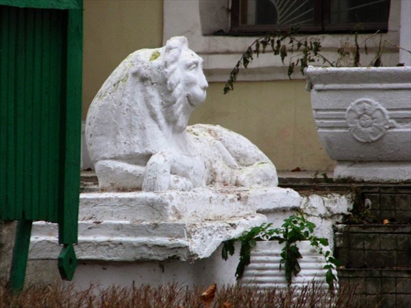 Усадьба Пехра-Яковлевское. Лев у здания бывшего театра.