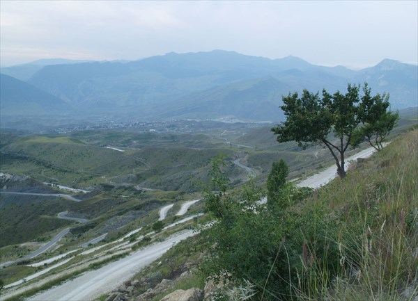 Село Ботлих остается внизу