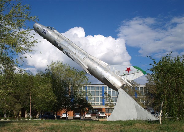 Cамолет МИГ-23УФ на въезде в Ахтубинск