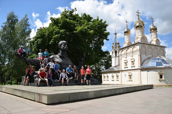 Памятник С.Есинину рядом с Преображенской церковью