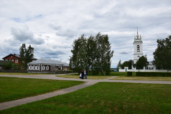 Дом священника и Казанская церковь