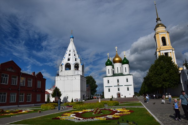 Тихвинская церковь (слева) и Успенский собор (по центру)