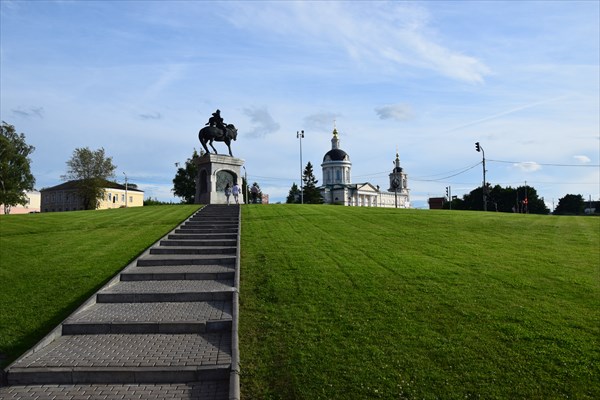 Памятник Дмитрию Донскому и церковь Михаила Архангела