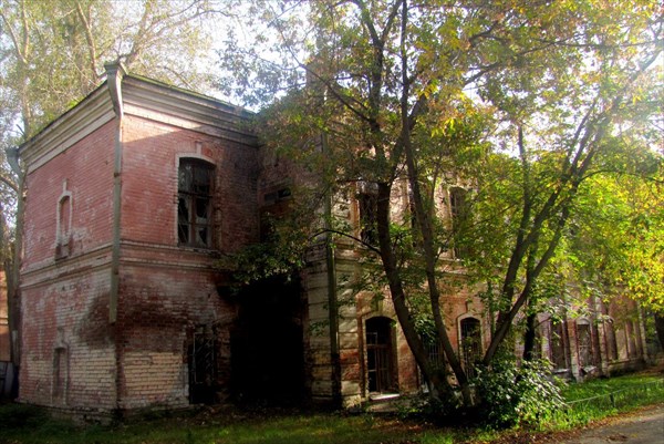 Здание городской больницы. Здесь Г. Распутин работал санитаром