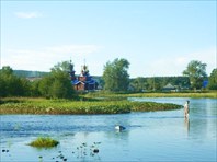 Вдали видно церковь Благовещения.