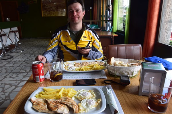 Наш первый обед в баре