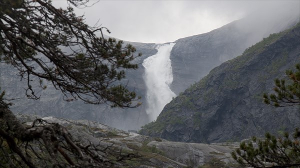 Sotefossen вдалеке