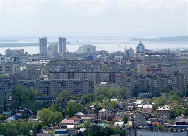 Вид на ЖК «Дуэт», Волгу и железнодорожный мост.