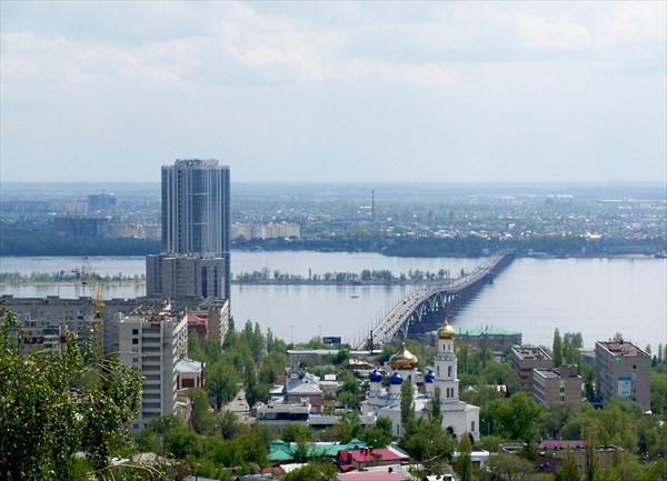 40-этажная высотка на набережной Волги и мост Саратов-Энгельс