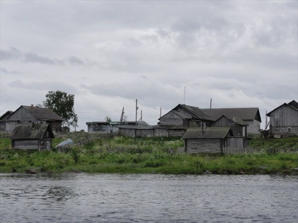 Поньгома, видно вывеску магазина на горке.