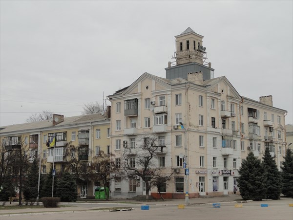 Здание с башенкой на главной площади Краматорска