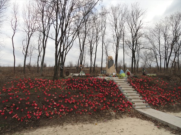Этот памятник - один из первых, посвященных жертвам новой войны