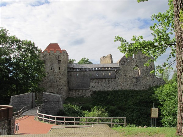 Старый сигулдский замок