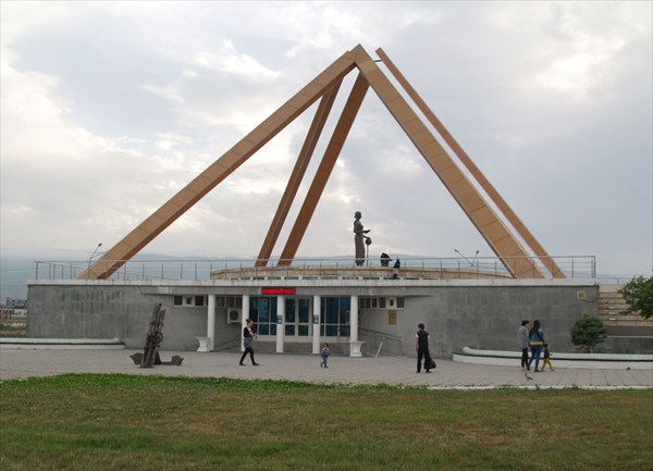 Монумент "Русская учительница"