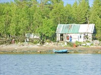 Дом в губе Попова, сушится морская капуста.