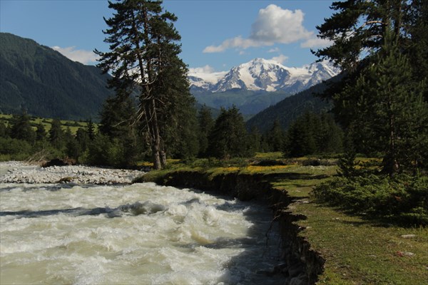 Речная девчушка по пояс в воде