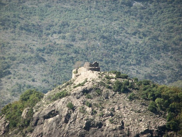 Крепость Црны Крш. Вид с дороги от Бара к перевалу Суторман.