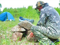 Волк складывает печку для бани.