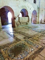 Мозаичный пол, оставшийся от античного храма Артемиды