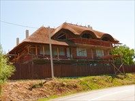 Современный дом с соломенной крышей