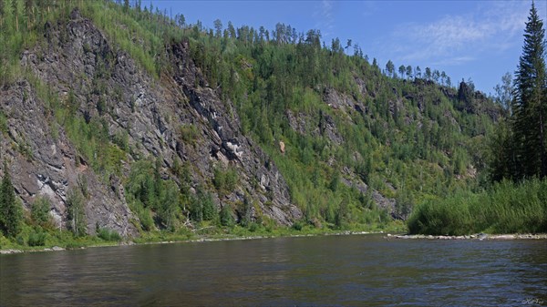 Высокие берега Тагула перед первым порогом