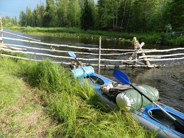 Река перегорожена.