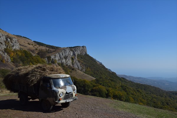 На заднем плане скала Козырёк