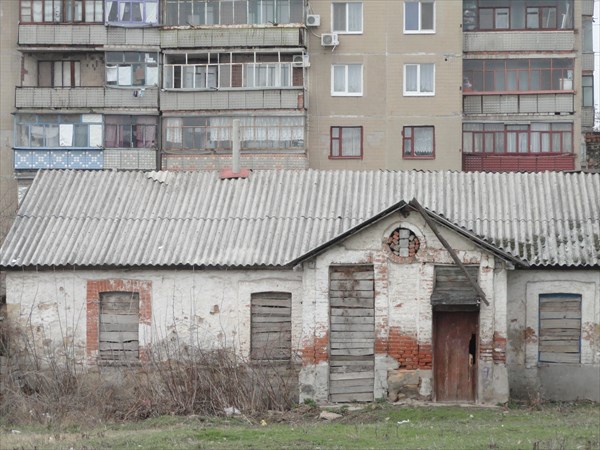 Прямо рядом с жилыми многоэтажками могут быть брошенные строения