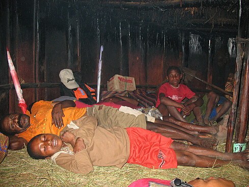 Вот так дружно спят в этом доме папуасы
