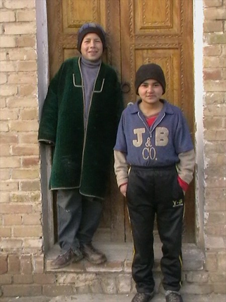 Кашкадарьинские  мальчишки у музейной двери