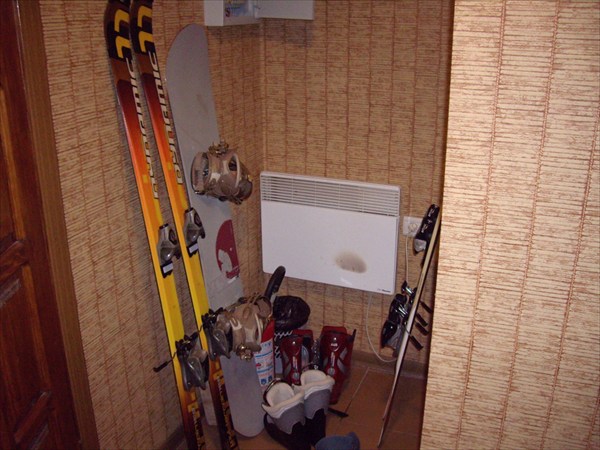 Лыжи, ботинки, сноуборды и огнетушитель