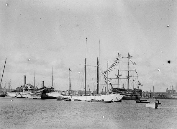 A_view_from_Gosport_across_Portsmouth_Harbour_towards_the_Portsm