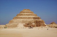 800px-Saqqara_BW_5-Пирамида Джосера
