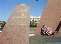Надписи на скульптуре-Памятник генералу Плиеву