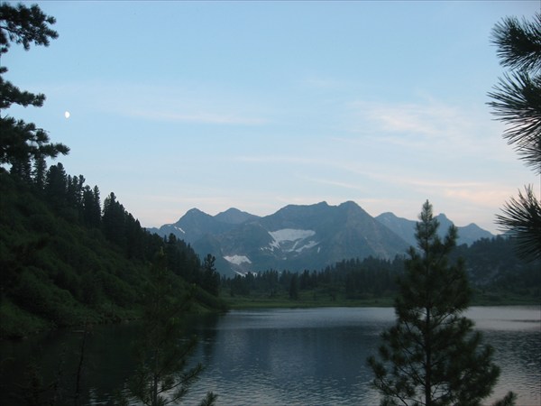 Кинзелюкский хребет на фоне озера
