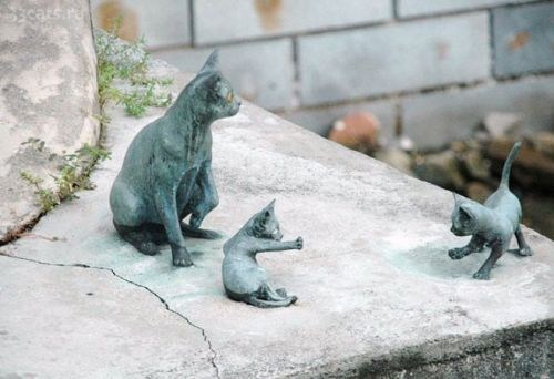 Памятник кошке с котятами